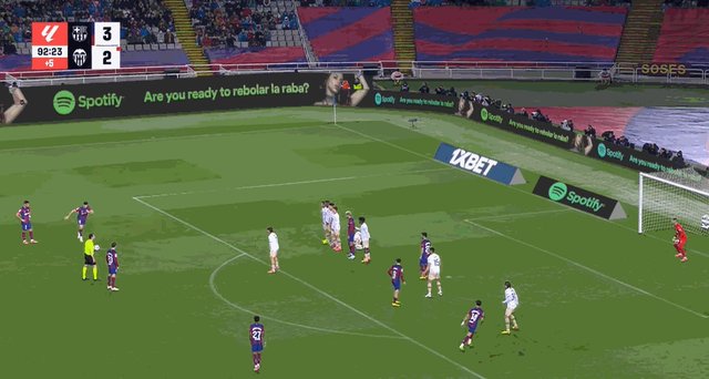 1714431004139094304.gif 4-2莱万.gif