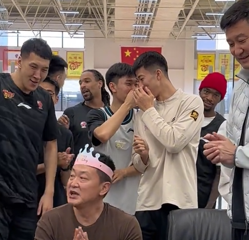 betvictor伟德官方网站-广东为领队庆生！杜锋讲话并获高待遇，全员用力按蛋糕，奎因太坏